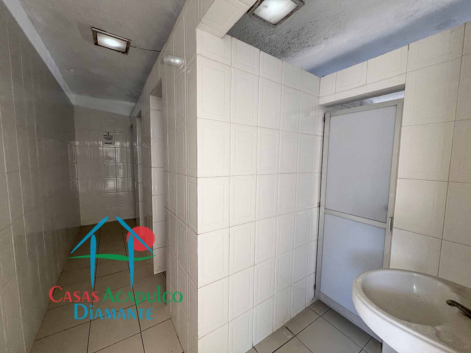 Centro Escolar La Paz sección secundaria - Baños 1